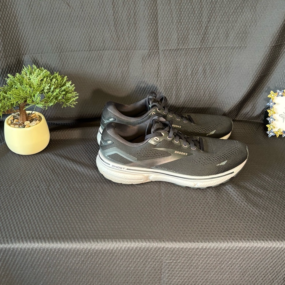 Brooks Black and Rose Gold Ghost Athletic Shoes Women’s Size 10.5
